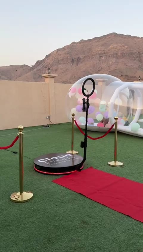 Cloud Events 360° photo booth on a red carpet